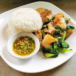 ผัดคะน้าหมูกรอบ ราดข้าว