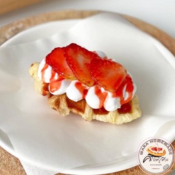 ครอฟเฟิล สตรอว์เบอร์รี่ & ครีม