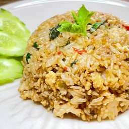 ข้าวผัดซอสกระเพราไก่สับ