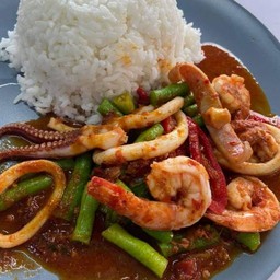 ข้าวผัดพริกแกงทะเล
