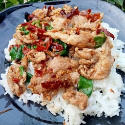 กระเพราพริกแห้งหมูหมัก