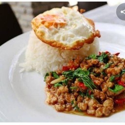 ผัดกระเพรานกราดข้าว + ไข่ดาว