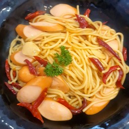 สปาเก็ตตี้พริกแห้งไส้กรอก