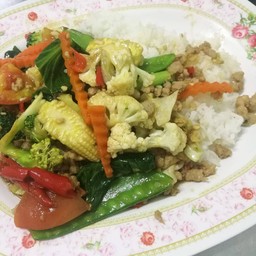 ข้าวราดผัดผักรวมมิตรหมูสับ