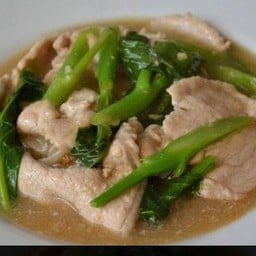 เส้นใหญ่ราดหน้าหมูหมัก