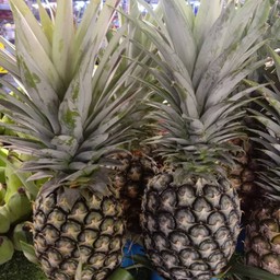 สับประรดยอดไหว้ศรีราชา 1 ลูกใหญ่