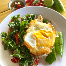 ข้าวกระเพราไก่ไข่เยี่ยวม้า ไข่ดาว