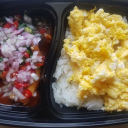 ข้าวยำปลากระป๋อง ไข่กวน