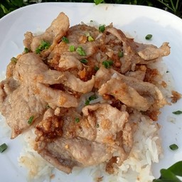 ข้าวหน้าหมูกระเทียม