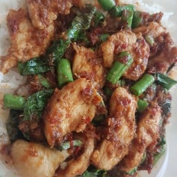 ข้าวพริกแกงไก่ใส่ถั่วฝักยาว