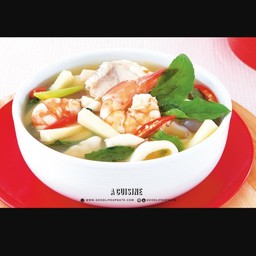 ต้มยำรวมมิตรน้ำใส ( ไก่ , หมึก , กุ้ง )
