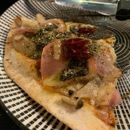 พิซซ่าโรยออริกาโน่กับน้ำมันมะกอกพริกแห้ง