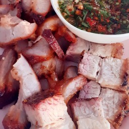 ข้าวหมูแดง หมูกรอบ จิ้มแจ่ว พิเศษ