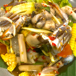 ยำทะเลรวม มะม่วงข้าวโพด