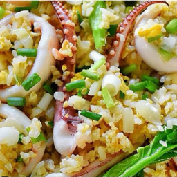 ข้าวผัดปลาหมึก