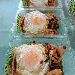กระเพา หมูสับ ไข่ดาว