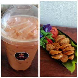 ไส้อั่วและชาไทยนมเย็น