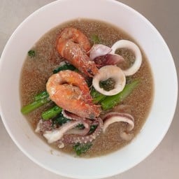 ราดหน้าทะเลเส้นหมี่ใส่ไข่