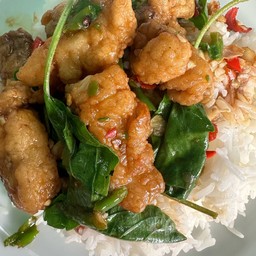 ข้าวราดผัดกะเพราปลากะพง
