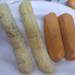 ไก่จ๊อ2ชิ้น+ไส้กรอกอีสานเผ็ด2ชิ้น