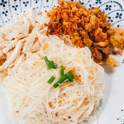 ข้าวกระเพรา/กระเทียม ครัวคุณโสม (น้ำแข็งไส)