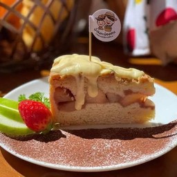 Apple crumble cake