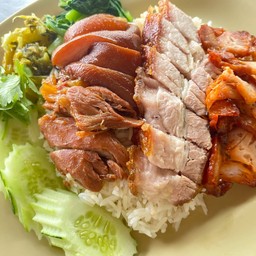 ข้าวมันรวม หมูกรอบ+หมูแดง+ขาหมู