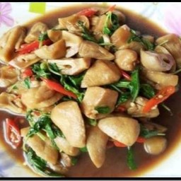 กระเพราเห็ดฟางราดข้าว
