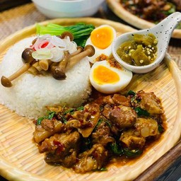 ข้าวกะเพราซี่โครงอ่อนหมูตุ๋น