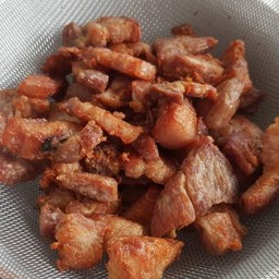 ข้าวหมูสามชั้นทอดน้ำปลา