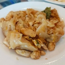 เส้นใหญ่คั่วไก่