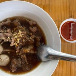 ต้มตุ๋น ก๋วยเตี๋ยวหมูน้ำแดงพริกกะเหรี่ยง