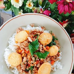 ผัดเต้าหู้หมูสับ ราดข้าว
