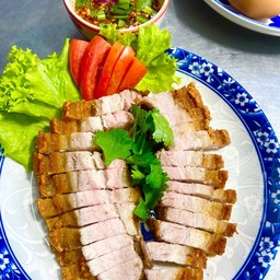 หมูกรอบทอดนำ้แจ่วหรือซีฟู้ด