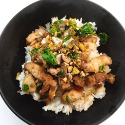 หมูเนื้อแดงทอดผัดกระเพรา(เป็นกับข้าว)
