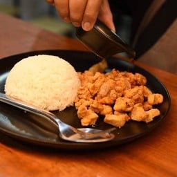 ข้าวหมูสามชั้นทอดราดน้ำปลา แยกน้ำปลาราด(อร่อยที่สุด)