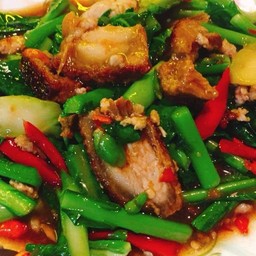 ผัดคะน้าราดข้าว