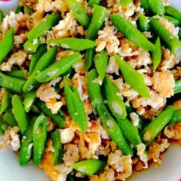 ผัดถั่วฝักยาวราดข้าว