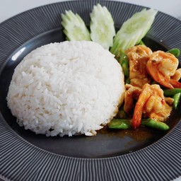 ผัดพริกแกงรวมมิตรราดข้าว