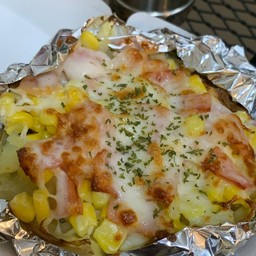 มันฝรั่งปิ้งเนย ชีส ข้าวโพด แฮมไก่ Grilled Potatoes Corn with Chicken Ham , Butter and Cheese