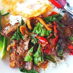 กะเพราเนื้อแดงราดข้าว