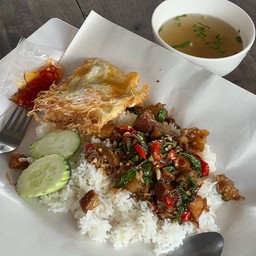 กะเพราถาดยักษ์เจ้นาต