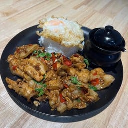 กะเพราหมูสามชั้นสไลด์ + ไข่ดาว