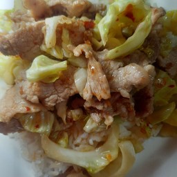 ข้าวหมูผัดกะหล่ำปลี