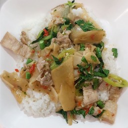 ผัดกะเพราหมูกรอบหน่อไม้ดองราดข้าว