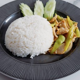 ผัดพริกหยวกหมูราดข้าว