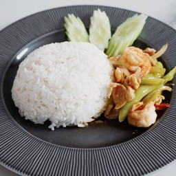 ผัดพริกหยวกรวมมิตรราดข้าว