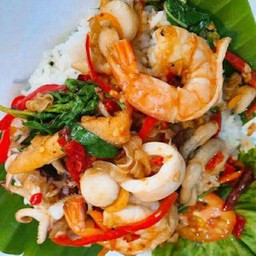 กะเพรารวมมิตรราดข้าว