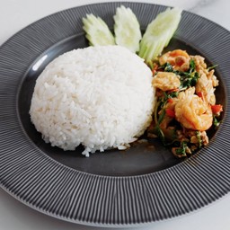 ผัดกระเพรารวมมิตรราดข้าว