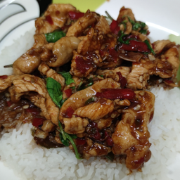 ข้าวกะเพราไก่ชิ้น